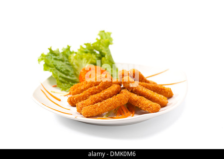 Bâtonnets de fromage frit isolé sur fond blanc Banque D'Images