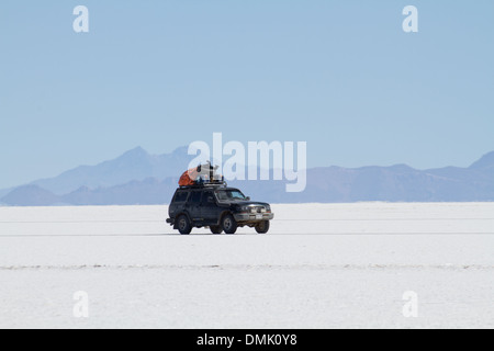 Véhicule hors route traversant le Salar de Uyuni, Bolivie Banque D'Images