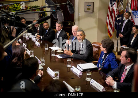 Washington, DC, USA. 13 Décembre, 2013. Le président des États-Unis Barack Obama et le Vice-président Joe Biden rencontrer un groupe de maires nouvellement élus de tout le pays à Washington, DC, États-Unis, le vendredi, 13 décembre 2013, de discuter des moyens que l'administration Obama peut servir comme un partenaire actif sur la création d'emploi et d'assurer les familles de la classe moyenne ont une voie d'occasion. Credit : Pete Marovich / Piscine via CNP/dpa/Alamy Live News Banque D'Images