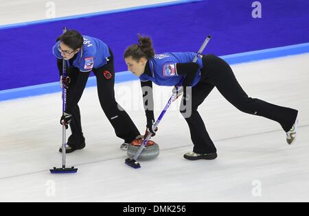 Füssen, Allemagne. 14 Décembre, 2013. Curling Italienne Arianna Losano (L) et Elisa Patono rivaliser contre l'Allemagne pendant les Jeux Olympiques à l'Arène de qualification à Füssen Füssen, Allemagne, 14 décembre 2013. Photo : Karl-Josef Opim/dpa/Alamy Live News Banque D'Images