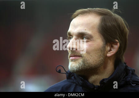 Mainz, Allemagne. 14 Décembre, 2013. L'entraîneur Thomas Tuchel Mayence avant le match de football de la Bundesliga entre 1. FSV Mainz 05 et Borussia Moenchengladbach dans l'arène de la Coface à Mainz, Allemagne, 14 décembre 2013. (ATTENTION : En raison de la lignes directrices d'accréditation, le LDF n'autorise la publication et l'utilisation de jusqu'à 15 photos par correspondance sur internet et dans les médias en ligne pendant le match.)Photo : Fredrik von Erichsen/dpa/Alamy Live News Banque D'Images