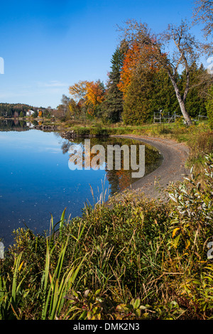 Lac Etchemin, l'été indien, les couleurs de l'automne, CHAUDIÈRE-APPALACHES, QUÉBEC, CANADA Banque D'Images