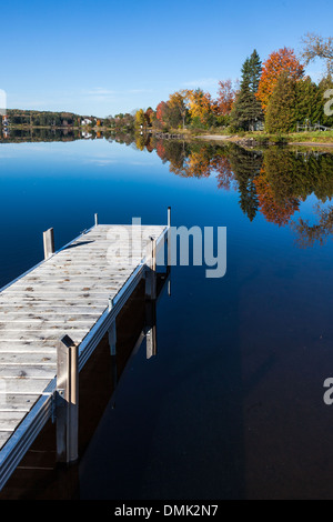 Lac Etchemin, l'été indien, les couleurs de l'automne, CHAUDIÈRE-APPALACHES, QUÉBEC, CANADA Banque D'Images