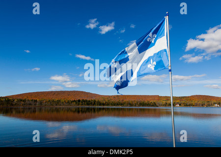 Drapeau DU QUÉBEC FLOTTANT AU-DESSUS DE LAC-FRONTIERE, l'été indien, les couleurs de l'automne, CHAUDIÈRE-APPALACHES, QUÉBEC, CANADA Banque D'Images