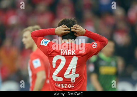 Mainz, Allemagne. 14 Décembre, 2013. Park Joo-Ho Mayence' réagit au cours de la Bundesliga match de foot entre 1. FSV Mainz 05 et Borussia Moenchengladbach dans l'arène de la Coface à Mainz, Allemagne, 14 décembre 2013. (ATTENTION : En raison de la lignes directrices d'accréditation, le LDF n'autorise la publication et l'utilisation de jusqu'à 15 photos par correspondance sur internet et dans les médias en ligne pendant le match.)Photo : Fredrik von Erichsen/dpa/Alamy Live News Banque D'Images