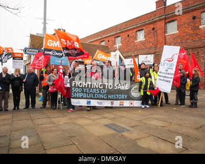 Portsmouth, Royaume-Uni. 14 décembre 2013. Des centaines de travailleurs BAE protester contre la possible fermeture de l'usine de construction navale BAE. Les manifestants se sont réunis à l'extérieur du chantier naval de Portsmouth où il y avait beaucoup de la représentation syndicale. Crédit : Simon Evans/Alamy Live News Banque D'Images