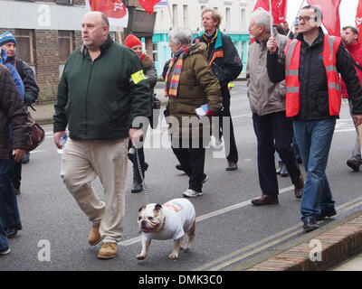 Portsmouth, Royaume-Uni. 14 décembre 2013. Un homme apporte son chien le long d'une promenade à pied au cours d'une protestation contre la possible fermeture de l'usine de construction navale de BAE à Portsmouth, Royaume-Uni. Crédit : Simon Evans/Alamy Live News Banque D'Images