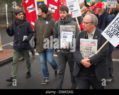 Portsmouth, Royaume-Uni. 14 décembre 2013. Des centaines de travailleurs de tous âges protester contre la possible fermeture de l'usine de construction navale BAE. Crédit : Simon Evans/Alamy Live News Banque D'Images