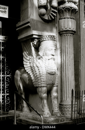 Un Lamassu ou Shedu est une divinité dans un temple du feu Parsi Agiary à Mumbai Bombay dans le Maharashtra en Inde en Asie du Sud. La religion zoroastrienne de l'Art Sculpture Banque D'Images