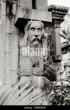 Un Lamassu ou Shedu est une divinité dans un temple du feu Parsi Agiary à Mumbai Bombay dans le Maharashtra en Inde en Asie du Sud. Art Sculpture religieuse Religion Banque D'Images