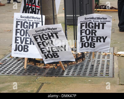 Portsmouth, Royaume-Uni. 14 décembre 2013. Signes appelant à des travaux à être enregistrées ont été effectuées par des manifestants et placés le long de la route d'une protestation contre la possible fermeture de l'usine de construction navale de BAE dans la ville. Crédit : Simon Evans/Alamy Live News Banque D'Images