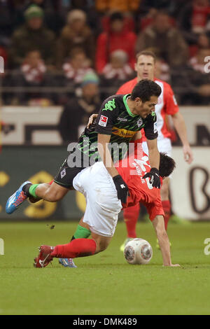 Mainz, Allemagne. 14 Décembre, 2013. Mainz" Shinji Okazaki (EN BAS) et de Juan Arango Moenchengladbach rivalisent pour le ballon pendant le match de football de la Bundesliga entre 1. FSV Mainz 05 et Borussia Moenchengladbach dans l'arène de la Coface à Mainz, Allemagne, 14 décembre 2013. (ATTENTION : En raison de la lignes directrices d'accréditation, le LDF n'autorise la publication et l'utilisation de jusqu'à 15 photos par correspondance sur internet et dans les médias en ligne pendant le match.)Photo : Fredrik von Erichsen/dpa/Alamy Live News Banque D'Images