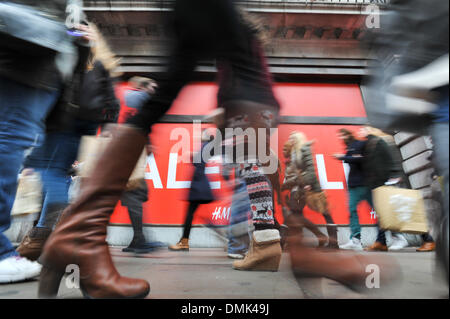 Oxford Street, Londres, Royaume-Uni. 14 décembre 2013. Oxford Street est occupé avec les consommateurs, dix jours de shopping sont laissés jusqu'à Noël. Crédit : Matthieu Chattle/Alamy Live News Banque D'Images