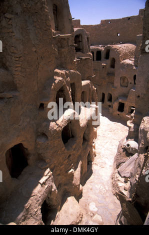 Ksar Nalut, qui est un grenier fortifié par une ksour (château). Banque D'Images