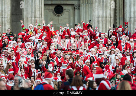 Londres, Royaume-Uni. 14 Décembre, 2013. Des centaines de Santas rassemblement sur les marches de la Cathédrale St Paul avant leur arrêt mars pour rencontrer des groupes d'autres Santas pour célébrer le Santacon annuel. Photographe : Gordon 1928/Alamy Live News Banque D'Images