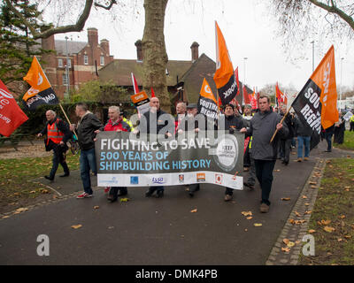 Portsmouth, Royaume-Uni. 14 décembre 2013. Des centaines de travailleurs BAE protester contre la possible fermeture de l'usine de construction navale BAE. Les membres de l'Union et les travailleurs ont défilé dans les rues de la ville et à travers le parc Victoria à la Guildhall. Crédit : Simon Evans/Alamy Live News Banque D'Images