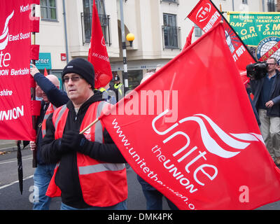 Portsmouth, Royaume-Uni. 14 décembre 2013. Membre de l'Union européenne unissent porte un drapeau syndical au cours d'une protestation contre la possible fermeture de l'usine de construction navale de BAE à Portsmouth. Crédit : Simon Evans/Alamy Live News Banque D'Images