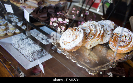 Affichage de l'argent des gâteaux sur des plateaux dans une boulangerie chelsea buns lamingtons rocky road mince pies Banque D'Images