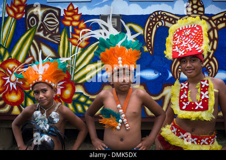 L'île de Rarotonga. L'île de Cook. Polynésie française. Un groupe d'enfants habillés comme des danseurs de l'Île Cook autour de Punanga Nui Market Banque D'Images
