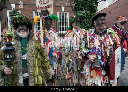 Gloucester, Royaume-Uni. 14 décembre 2013. Gloucester a accueilli le Festival annuel les mimes d'aujourd'hui. (14 décembre). Mumming est une fête traditionnelle avec une longue tradition de performance. Plus d'information est disponible sur le site officiel de l'événement. Crédit : David BARRETT/Alamy Live News Banque D'Images