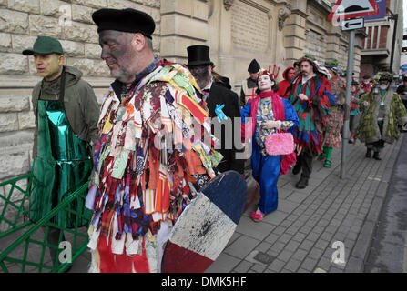 Gloucester, Royaume-Uni. 14 décembre 2013. Gloucester a accueilli le Festival annuel les mimes d'aujourd'hui. (14 décembre). Mumming est une fête traditionnelle avec une longue tradition de performance. Plus d'information est disponible sur le site officiel de l'événement. Crédit : David BARRETT/Alamy Live News Banque D'Images