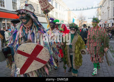 Gloucester, Royaume-Uni. 14 décembre 2013. Gloucester a accueilli le Festival annuel les mimes d'aujourd'hui. (14 décembre). Mumming est une fête traditionnelle avec une longue tradition de performance. Plus d'information est disponible sur le site officiel de l'événement. Crédit : David BARRETT/Alamy Live News Banque D'Images