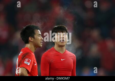 Mainz, Allemagne. 14 Décembre, 2013. Mainz" Shinji Okazaki (L) et Joo-Ho parc après le match de football de la Bundesliga entre 1. FSV Mainz 05 et Borussia Moenchengladbach dans l'arène de la Coface à Mainz, Allemagne, 14 décembre 2013. (ATTENTION : En raison de la lignes directrices d'accréditation, le LDF n'autorise la publication et l'utilisation de jusqu'à 15 photos par correspondance sur internet et dans les médias en ligne pendant le match.)Photo : Fredrik von Erichsen/dpa/Alamy Live News Banque D'Images