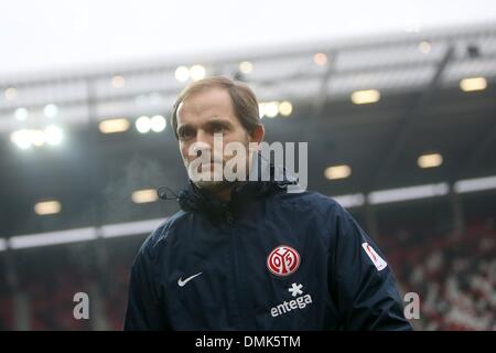 Mainz, Allemagne. 14 Décembre, 2013. L'entraîneur Thomas Tuchel Mayence avant le match de football de la Bundesliga entre 1. FSV Mainz 05 et Borussia Moenchengladbach dans l'arène de la Coface à Mainz, Allemagne, 14 décembre 2013. Le match s'est terminé par 0-0. (ATTENTION : En raison de la lignes directrices d'accréditation, le LDF n'autorise la publication et l'utilisation de jusqu'à 15 photos par correspondance sur internet et dans les médias en ligne pendant le match.) Photo : Fredrik von Erichsen/dpa/Alamy Live News Banque D'Images