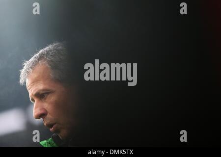 Mainz, Allemagne. 14 Décembre, 2013. L'entraîneur Lucien Favre Moenchengladbach avant le match de football de la Bundesliga entre 1. FSV Mainz 05 et Borussia Moenchengladbach dans l'arène de la Coface à Mainz, Allemagne, 14 décembre 2013. Le match s'est terminé par 0-0. (ATTENTION : En raison de la lignes directrices d'accréditation, le LDF n'autorise la publication et l'utilisation de jusqu'à 15 photos par correspondance sur internet et dans les médias en ligne pendant le match.) Photo : Fredrik von Erichsen/dpa/Alamy Live News Banque D'Images