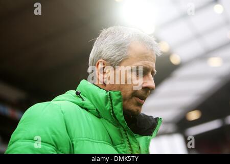 Mainz, Allemagne. 14 Décembre, 2013. L'entraîneur Lucien Favre Moenchengladbach avant le match de football de la Bundesliga entre 1. FSV Mainz 05 et Borussia Moenchengladbach dans l'arène de la Coface à Mainz, Allemagne, 14 décembre 2013. Le match s'est terminé par 0-0. (ATTENTION : En raison de la lignes directrices d'accréditation, le LDF n'autorise la publication et l'utilisation de jusqu'à 15 photos par correspondance sur internet et dans les médias en ligne pendant le match.) Photo : Fredrik von Erichsen/dpa/Alamy Live News Banque D'Images