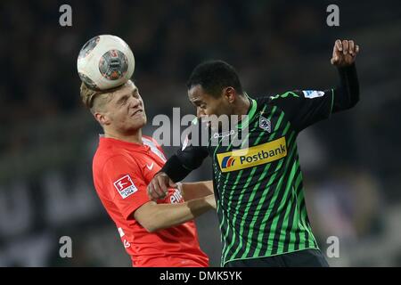 Mainz, Allemagne. 14 Décembre, 2013. Mainz' Johannes Geis (L) et de Moenchengladbach Raffael (R) sont en lice pour le ballon pendant le match de football de la Bundesliga entre 1. FSV Mainz 05 et Borussia Moenchengladbach dans l'arène de la Coface à Mainz, Allemagne, 14 décembre 2013. (ATTENTION : En raison de la lignes directrices d'accréditation, le LDF n'autorise la publication et l'utilisation de jusqu'à 15 photos par correspondance sur internet et dans les médias en ligne pendant le match.)Photo : Fredrik von Erichsen/dpa/Alamy Live News Banque D'Images