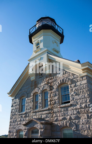 L'extrémité nord de la lumière, un phare historique sur Block Island, RI sur une journée ensoleillée en Nouvelle Angleterre Banque D'Images