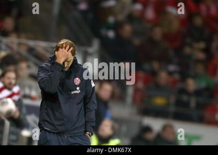 Mainz, Allemagne. 14 Décembre, 2013. L'entraîneur Thomas Tuchel Mayence réagit après le match de football de la Bundesliga entre 1. FSV Mainz 05 et Borussia Moenchengladbach dans l'arène de la Coface à Mainz, Allemagne, 14 décembre 2013. (ATTENTION : En raison de la lignes directrices d'accréditation, le LDF n'autorise la publication et l'utilisation de jusqu'à 15 photos par correspondance sur internet et dans les médias en ligne pendant le match.)Photo : Fredrik von Erichsen/dpa/Alamy Live News Banque D'Images