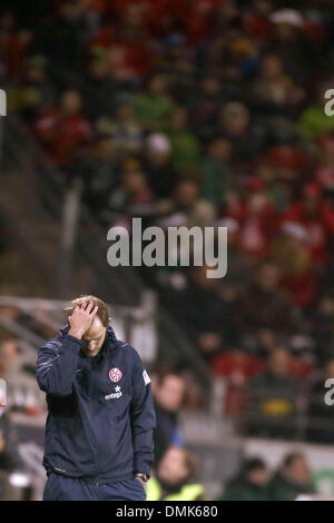 Mainz, Allemagne. 14 Décembre, 2013. L'entraîneur Thomas Tuchel Mayence réagit après le match de football de la Bundesliga entre 1. FSV Mainz 05 et Borussia Moenchengladbach dans l'arène de la Coface à Mainz, Allemagne, 14 décembre 2013. (ATTENTION : En raison de la lignes directrices d'accréditation, le LDF n'autorise la publication et l'utilisation de jusqu'à 15 photos par correspondance sur internet et dans les médias en ligne pendant le match.)Photo : Fredrik von Erichsen/dpa/Alamy Live News Banque D'Images