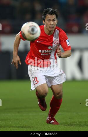 Mainz, Allemagne. 14 Décembre, 2013. Mainz" Shinji Okazaki passe le ballon au cours de la Bundesliga match de foot entre 1. FSV Mainz 05 et Borussia Moenchengladbach dans l'arène de la Coface à Mainz, Allemagne, 14 décembre 2013. (ATTENTION : En raison de la lignes directrices d'accréditation, le LDF n'autorise la publication et l'utilisation de jusqu'à 15 photos par correspondance sur internet et dans les médias en ligne pendant le match.)Photo : Fredrik von Erichsen/dpa/Alamy Live News Banque D'Images