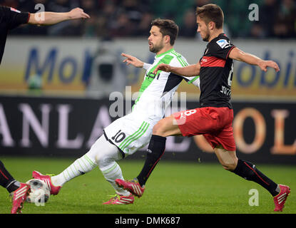 Wolfsburg, Allemagne. 14 Décembre, 2013. De Wolfsburg Diego (L) rivalise pour le bal avec Stuttgart, Moritz Leitner durant la Bundesliga match de foot entre VfL Wolfsburg et le VfB Stuttgart chez Volkswagen Arena de Wolfsburg, Allemagne, 14 décembre 2013. Photo : PETER STEFFEN/dpa (ATTENTION : En raison de la lignes directrices d'accréditation, le LDF n'autorise la publication et l'utilisation de jusqu'à 15 photos par correspondance sur internet et dans les médias en ligne pendant le match.)/dpa/Alamy Live News Banque D'Images