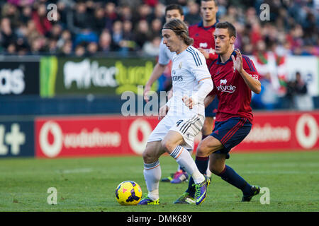 Pamplona, Espagne. 14 décembre 2013. La Liga Osasuna football contre le Real Madrid. Modric, le milieu de terrain du Real Madrid, au cours du jeu entre Osasuna et Real Madrid à partir de l'Estadio de El Sadar. Credit : Action Plus Sport Images/Alamy Live News Banque D'Images