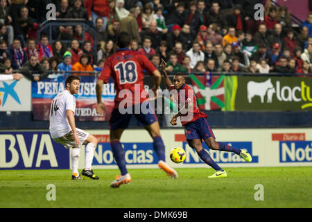 Pamplona, Espagne. 14 décembre 2013. La Liga Osasuna football contre le Real Madrid. Raoul Loe, Osasuna, le milieu de terrain pendant le jeu entre Osasuna et Real Madrid à partir de l'Estadio de El Sadar. Credit : Action Plus Sport Images/Alamy Live News Banque D'Images