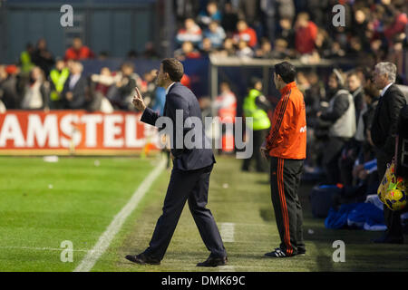 Pamplona, Espagne. 14 décembre 2013. La Liga Osasuna football contre le Real Madrid. Javier Gracia, Osasuna coach, pendant le jeu entre Osasuna et Real Madrid à partir de l'Estadio de El Sadar. Credit : Action Plus Sport Images/Alamy Live News Banque D'Images