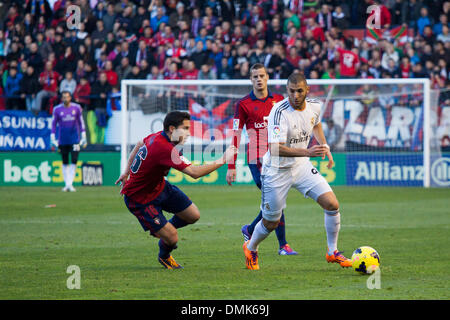 Pamplona, Espagne. 14 décembre 2013. La Liga Osasuna football contre le Real Madrid. Benzema, l'attaquant du Real Madrid, au cours du jeu entre Osasuna et Real Madrid à partir de l'Estadio de El Sadar. Credit : Action Plus Sport Images/Alamy Live News Banque D'Images