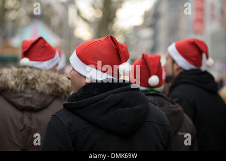 Stuttgart, Allemagne. 14 Décembre, 2013. Les piétons avec Santa hats promenade à travers le Koenigsstrasse à Stuttgart, Allemagne, 14 décembre 2013. Chaque année, des masses de gens visiter la boutique à Koenigsstrasse pour Noël. Photo : Thomas Niedermueller/dpa/Alamy Live News Banque D'Images