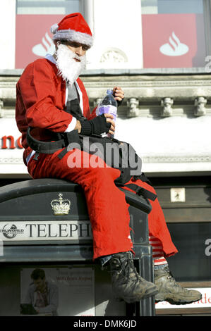 Londres, Royaume-Uni. 14 décembre 2013. Antacon «', un Père Noël parade dans les rues de Londres. Santacon événements auront lieu dans diverses villes à travers le monde dans les semaines avant Noël, en mettant l'accent sur le plaisir et répandre la bonne humeur de saison aux passants. Crédit : Michael Preston/Alamy Live News Banque D'Images