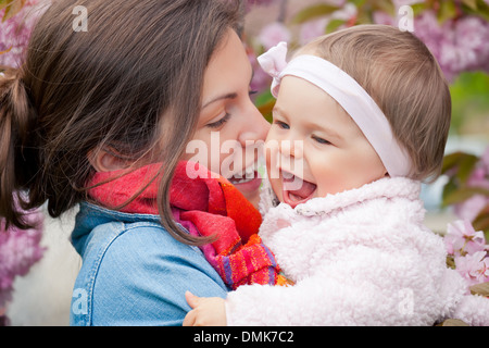 Mère avec bébé dans le jardin Banque D'Images