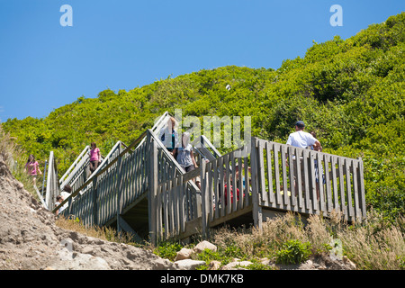 Une marche le long de la célèbre famille cent marches qui grimpent Mohegan Bluffs, un grain de beauté naturelle sur Block Island en Nouvelle Angleterre, USA Banque D'Images