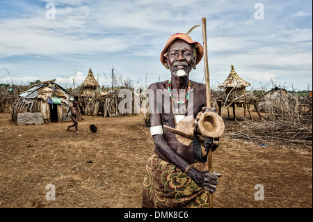 Dasanech vieil homme dans son village, Omorate, Ethiopie, Afrique Banque D'Images