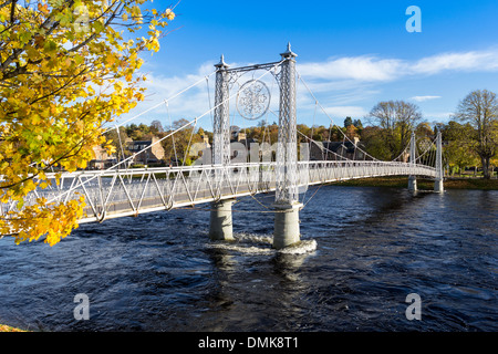 INVERNESS EN ÉCOSSE ET UNE SUSPENSION BLANCHE PONT SUR LA RIVIÈRE NESS EN AUTOMNE Banque D'Images