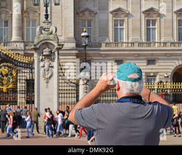 Prendre une photo de tourisme le palais de Buckingham, Londres, Angleterre, Royaume-Uni. Banque D'Images