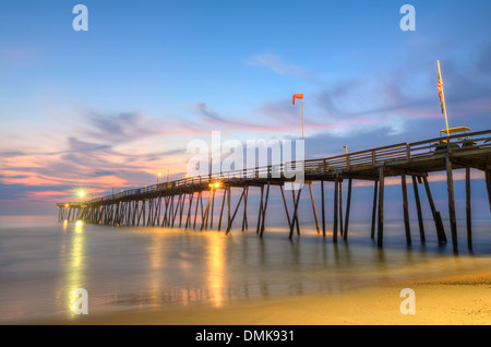 Avalon Pier à l'aube de Kill Devil Hills, sur les bancs extérieurs en Caroline du Nord. Pour en savoir plus, veuillez visiter le site www.simoncrumpton.co.uk ! Banque D'Images