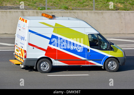 Vue latérale conducteur de fourgonnette de transport Ford dans un véhicule commercial exploité par la grille nationale en longeant la route d'autoroute M25 Essex Angleterre Royaume-Uni Banque D'Images