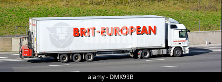 Brit'camion et remorque sur autoroute avec un chariot à fourche montés à l'arrière Banque D'Images